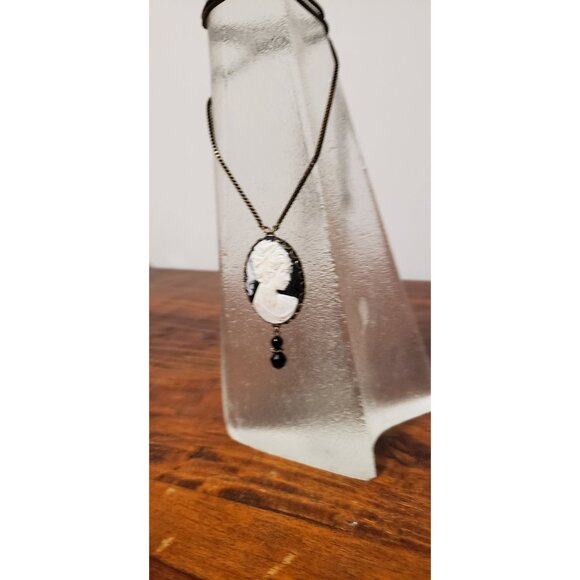 Vintage White Lady Cameo Necklace Black Backdrop Framed Cameo - Picture 6 of 10